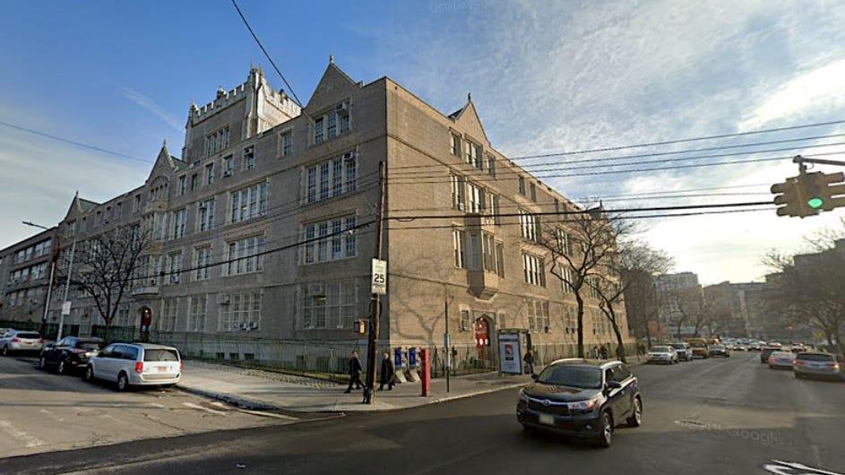 Joven es apuñalado afuera de una escuela secundaria de Queens, 7 adolescentes buscados