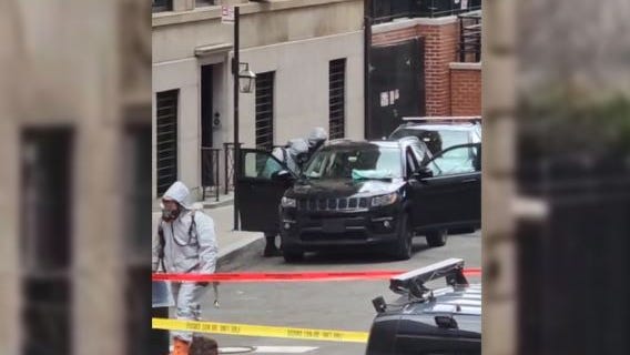 Encuentran una mujer muerta dentro de un vehículo lleno de productos químicos en Manhattan