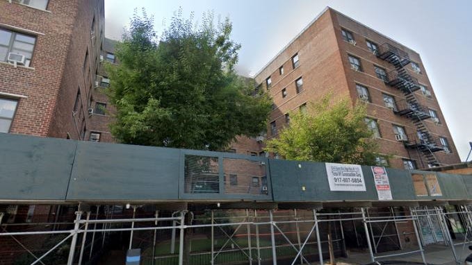 Un olor nauseabundo conduce a un cuerpo en avanzado estado descomposición en unos arbustos de Queens Boulevard