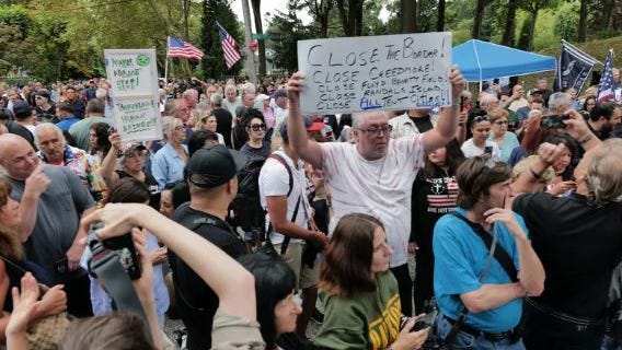 Juez impide que antigua escuela de SI se utilice como refugio para solicitantes de asilo