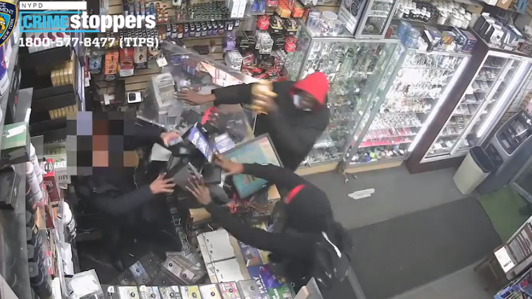 VIDEO: Se busca trío tras violento robo en tienda del distrito financiero de Nueva York