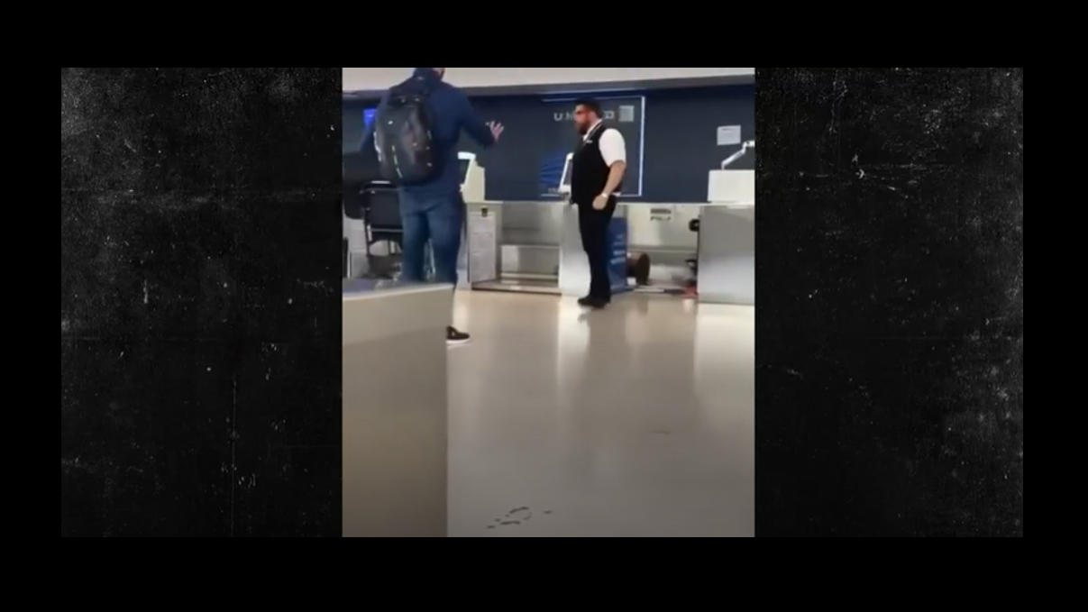 VIDEO: Ex jugador de la NFL ataca a empleado de United en sangrienta pelea en el aeropuerto de Newark