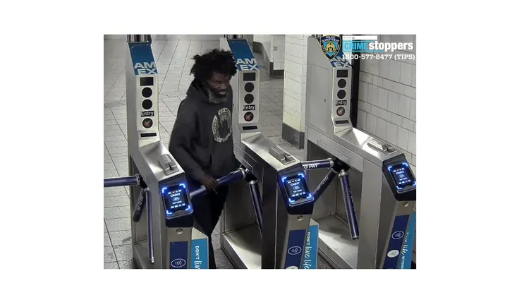 Hombre acuchilla a una mujer antes de golpear a otra en ataques al azar en una estación de metro de Brooklyn
