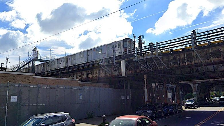 Joven ladrón muere atrapado debajo del metro tras hacer contacto con el tercer riel; hay 3 detenidos