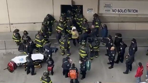 Hombre y adolescente son rescatados tras caer por el hueco del ascensor de la tienda Target en el Bronx