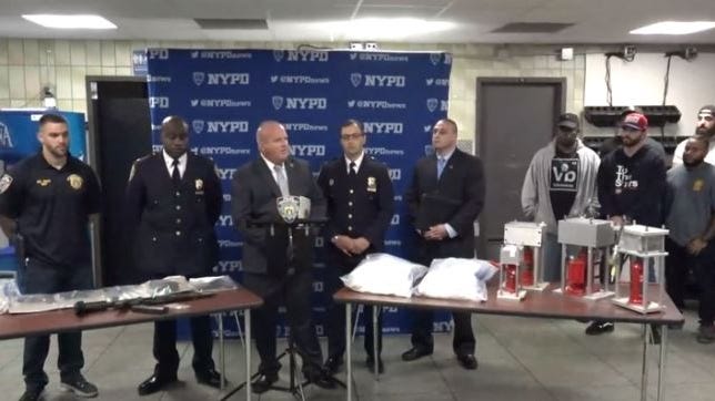 Armas, cocaína, heroína y fentanilo encontrados en una casa de Queens, 5 detenidos