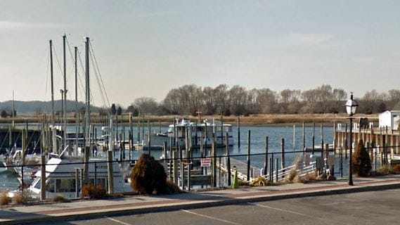 Hallan muerta a una mujer de 76 años en un vehículo sumergido junto a un muelle de Long Island