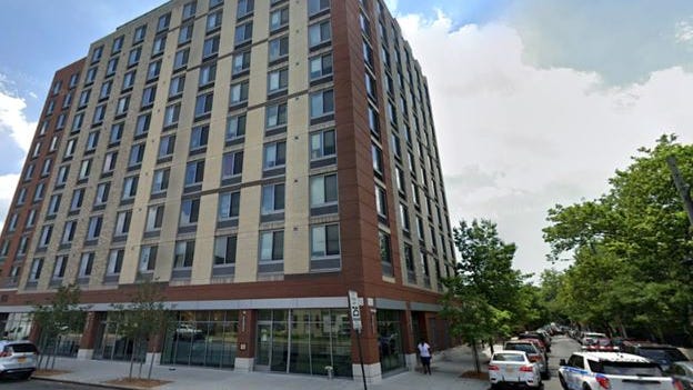 Novio es acusado de asesinato 6 semanas después de encontrar a una mujer de Brooklyn desmembrada en unas maletas