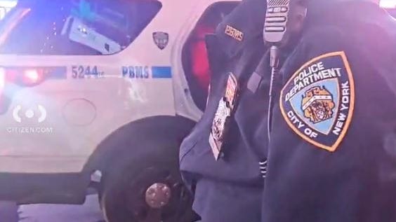 Adolescente es apuñalado en Times Square tras disputa con trabajador de un autobús turístico, varios detenidos