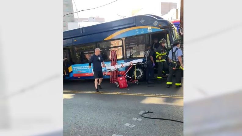 12 pasajeros heridos y el conductor en estado crítico tras estrellarse un autobús contra pilar del metro del Bronx