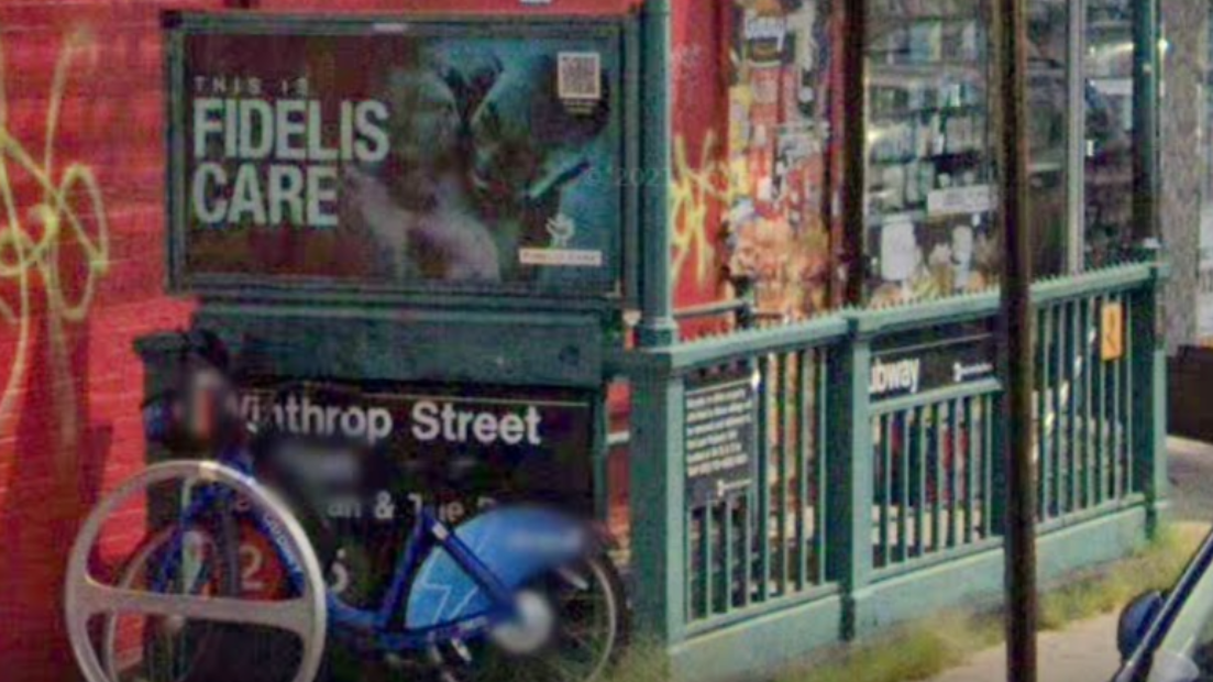 Hombre es apuñalado durante robo de un teléfono celular en el metro de Brooklyn