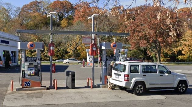 Mujer es arrastrada por un hombre que intentaba robarle su Range Rover en una gasolinera de LI