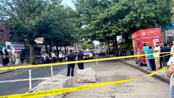 Hombre y mujer mueren tiroteados en un aparente asesinato-suicidio en una calle de Queens