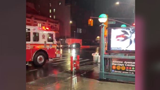 Hombre cae a las vías del metro y pierde una pierna al ser arrollado por el tren en Brooklyn