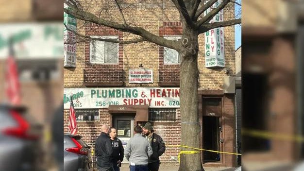 Muere un hombre y dos mujeres resultaron heridas al ser apuñaladas durante invasión de una vivienda en Brooklyn