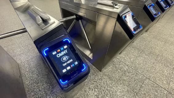 La MTA abre las primeras máquinas expendedoras OMNY y prevé implantarlas en toda la ciudad en 2024