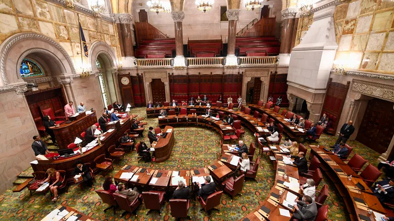 Nueva York eleva a 21 años la edad mínima para comprar rifles semiautomáticos
