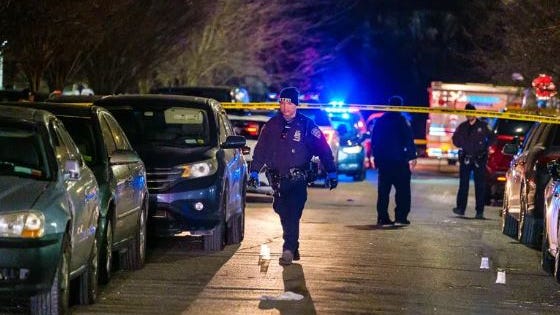 Policía de Nueva York ofrece una recompensa de $10k por sujeto que hirió de gravedad a un oficial fuera de servicio en Brooklyn