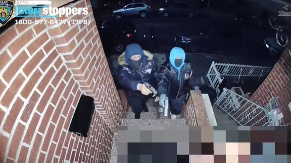VIDEO: Grupo de atracadores a mano armada entra en las casas y vehículos de sus víctimas en una oleada de robos en dos distritos
