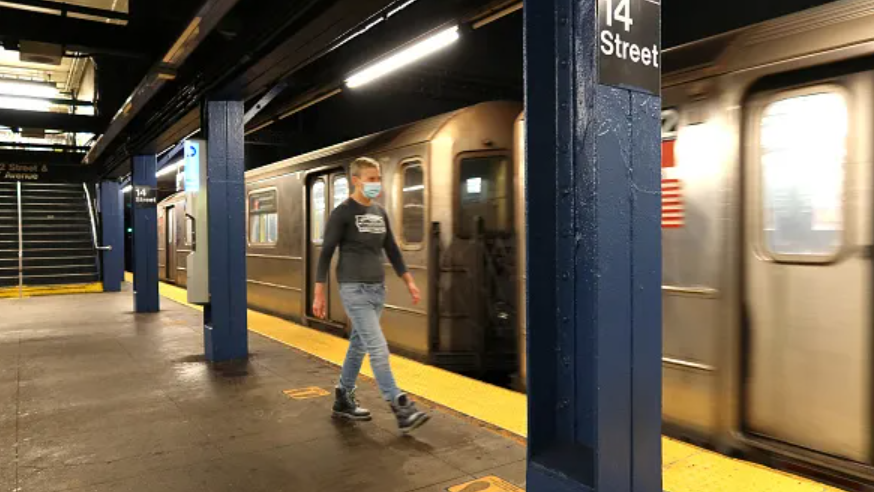 Adolescente recibe varios golpes en la cara en un ataque aleatorio dentro de una estación de metro de Manhattan