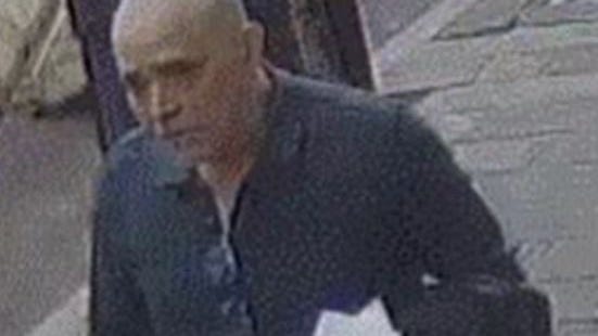 Asaltan a una abuelita de 92 años frente a un banco de Manhattan; el sospechoso se da a la fuga