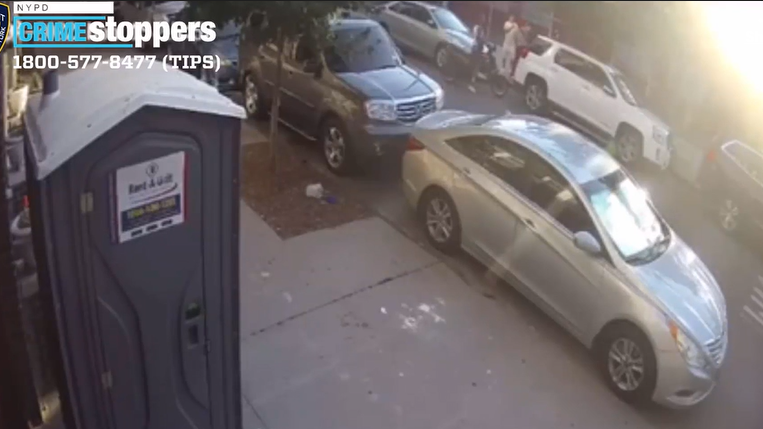 VIDEO: Dúo en scooter roba a un hombre a punta de pistola en una calle del Bronx