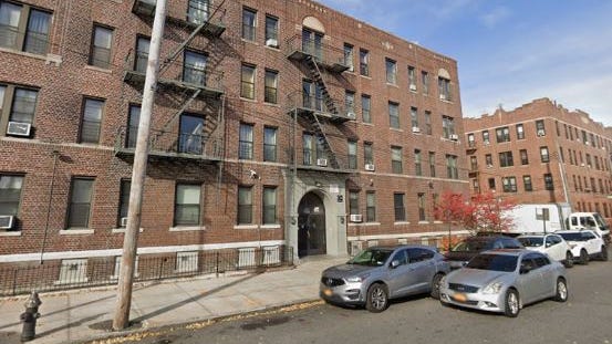 Un hombre muerto y una mujer herida tras un apuñalamiento en Brooklyn, posiblemente relacionados con un triángulo amoroso