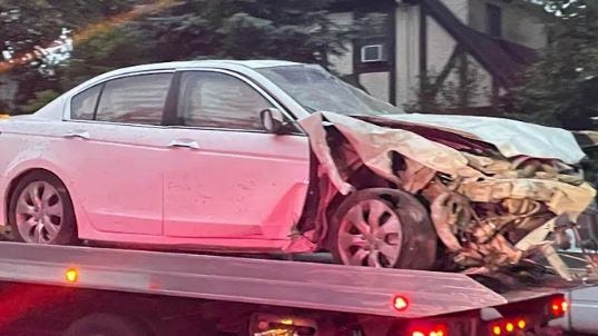 Conductora mata a una mujer, se lanza sobre un muro y cae en una casa de Yonkers