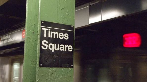Hombre de 52 años es apuñalado repetidamente en la cabeza en estación de metro de Times Square