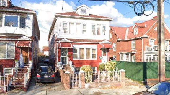 Hombre de 71 años mata a puñaladas a mujer de 58 en una casa de Brooklyn