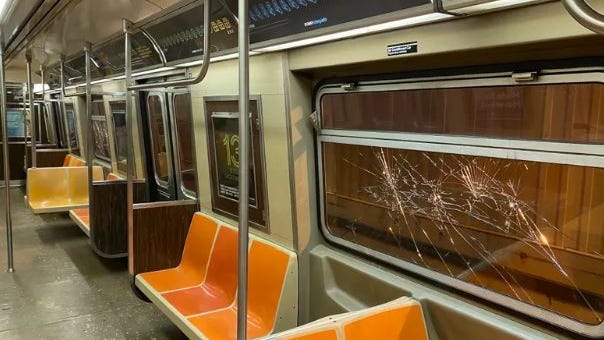 FOTOS: Suspendida toda una línea del metro luego de que 75 ventanillas fueran reventadas en decenas de trenes en un "indignante" acto vandálico