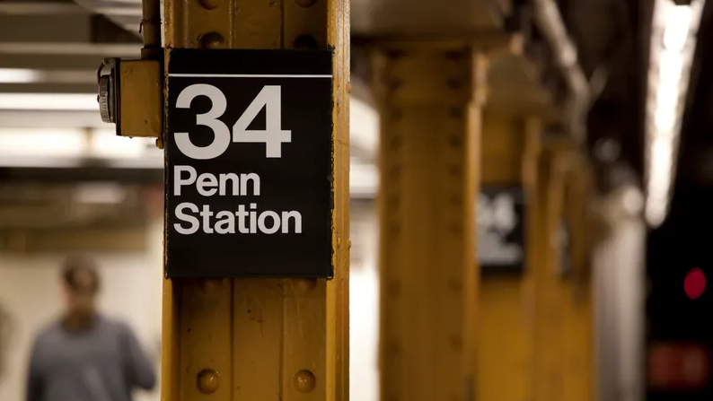 Le cortan la cara a un hombre en la estación de metro de Penn Station tras una transacción de drogas