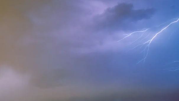 Hombre se electrocuta tras caer un rayo encima de una herramienta eléctrica