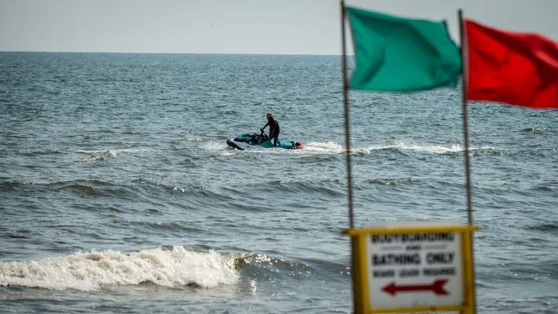 Hallan cuerpo de un hombre de 58 años cerca de su barco en Jones Beach; investigación por homicidio en marcha