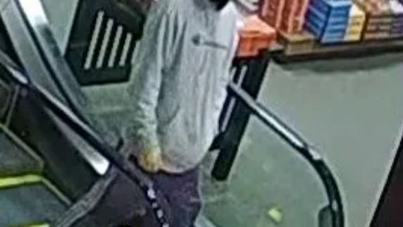 Buscan hombre que se exhibió ante una mujer en la cafetería Barnes & Noble de un centro comercial en LI