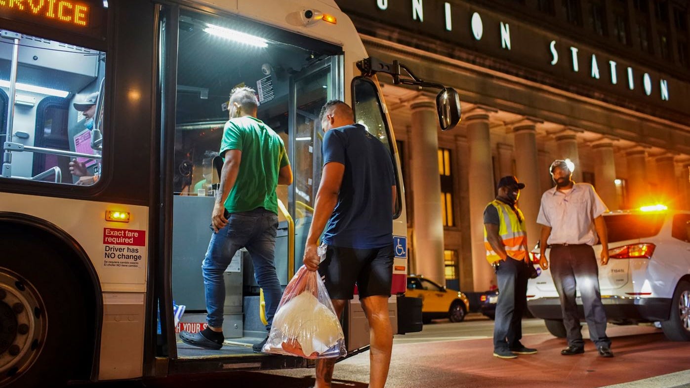 75 migrantes enviados por Texas llegan a Chicago