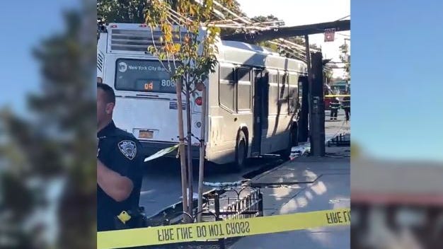 Autobús de la MTA es secuestrado y se estrella contra un poste en Queens, sujeto armado es detenido