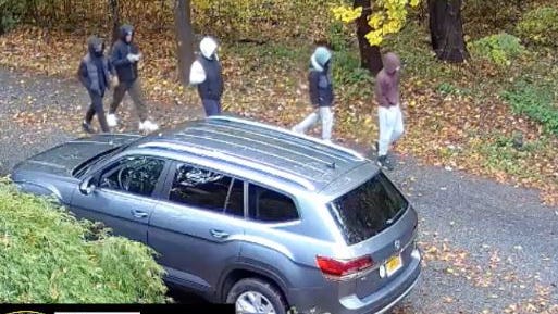 Se buscan 5 personas después de que un niño de 14 años fuera alcanzado por una bala perdida frente a una escuela de Staten Island
