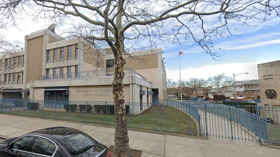 Detenido chico de 14 años tras dejar caer un arma cargada en una secundaria de Queens