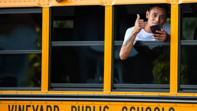Texas, Florida desconciertan a ciudades al enviar migrantes