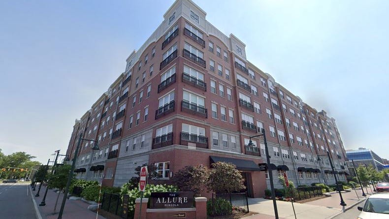 Hallan mujer muerta con aparentes heridas de bala en un edificio de lujo de LI