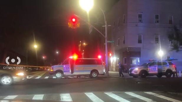Repartidor herido de bala en Queens tras chocar con su moto contra un Mini Cooper