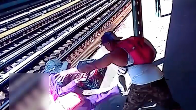 VIDEO: Detenido un hombre por arrojar a una mujer a las vías del metro en el Bronx
