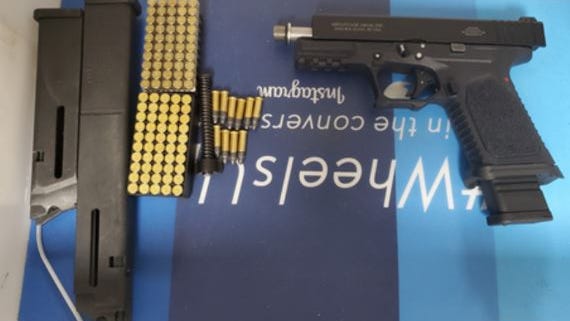 Detenido hombre con un arma cargada y más de 100 balas en su equipaje de mano en el aeropuerto de LaGuardia