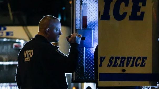 Hallan a una mujer de 23 años muerta por apuñalamiento en su casa de Staten Island; se busca a su novio para interrogarle