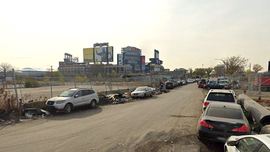 Encuentran muerto a un hombre en el asiento trasero de un vehículo cerca de Citi Field