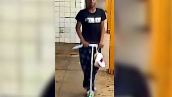 Mujer grita para impedir que un chico con un cuchillo le robe en estación de metro de Queens
