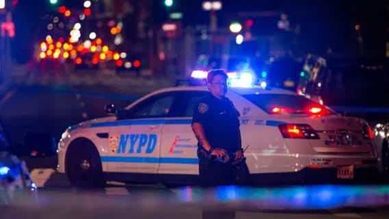 Mujer se suicida tras apuñalar a su hijo y esposo en su casa d SI