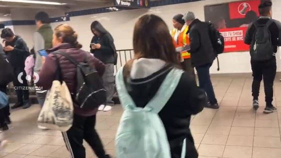 Joven muere arrollada por un tren del metro en Queens, tras caer a las vías en un "trágico accidente”
