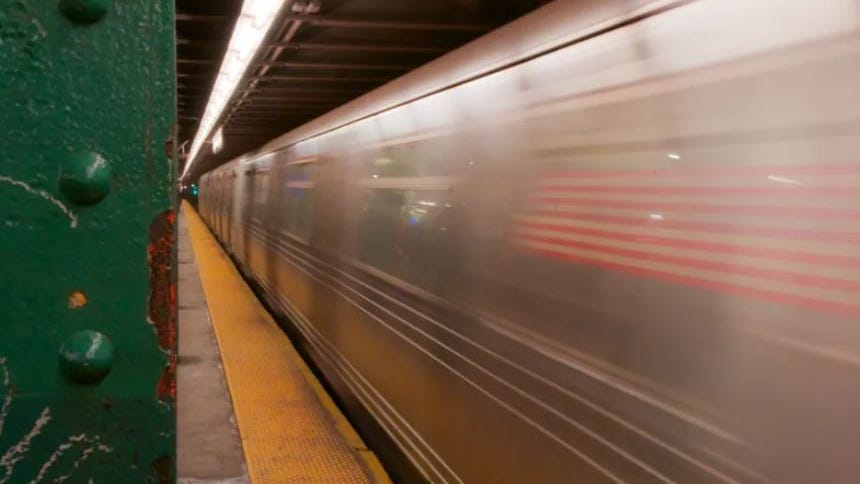 Hombre es apuñalado en la cabeza en estación de metro del distrito financiero